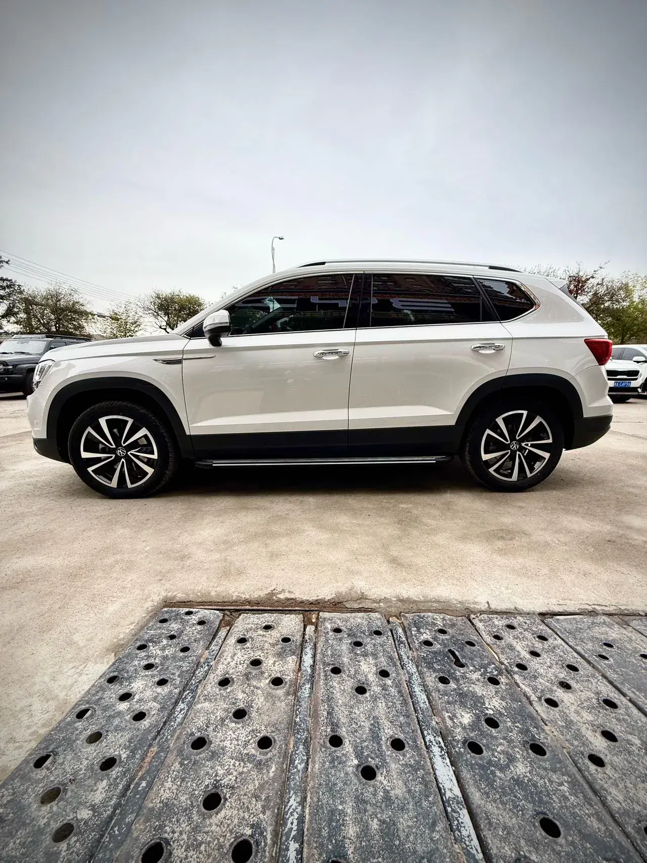 2021 VOLKSWAGEN THARU thumbnail 3