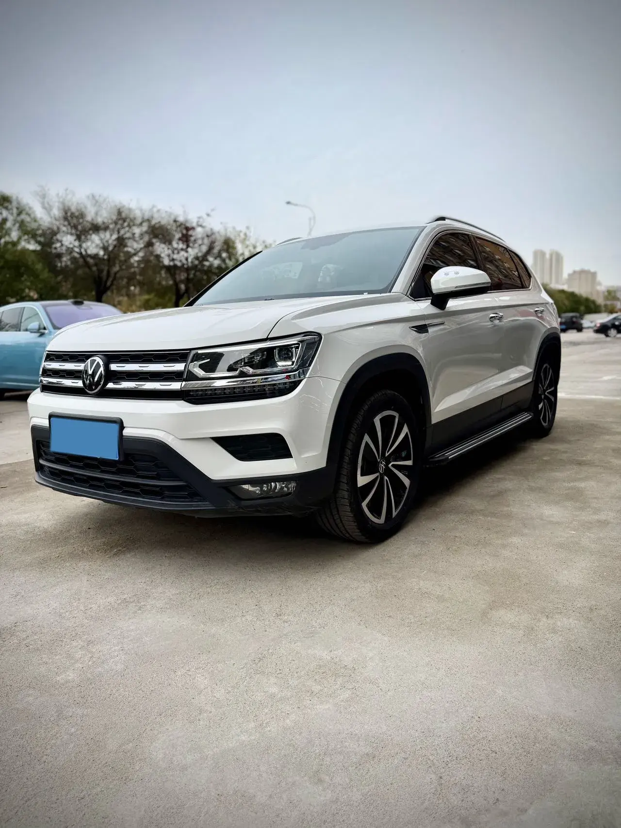 2021 VOLKSWAGEN THARU view 1