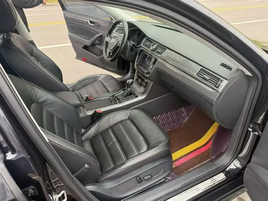 2017 VOLKSWAGEN PASSAT thumbnail 4