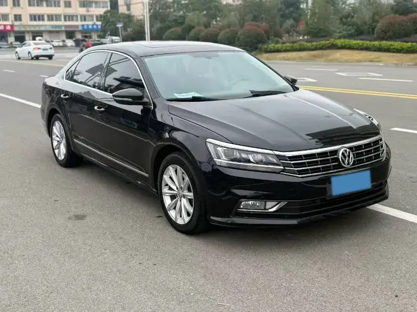 2017 VOLKSWAGEN PASSAT thumbnail 3