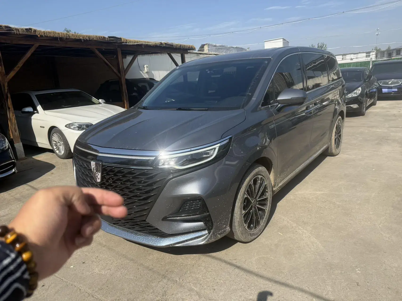 2022 ROEWE IMAX8 view 1