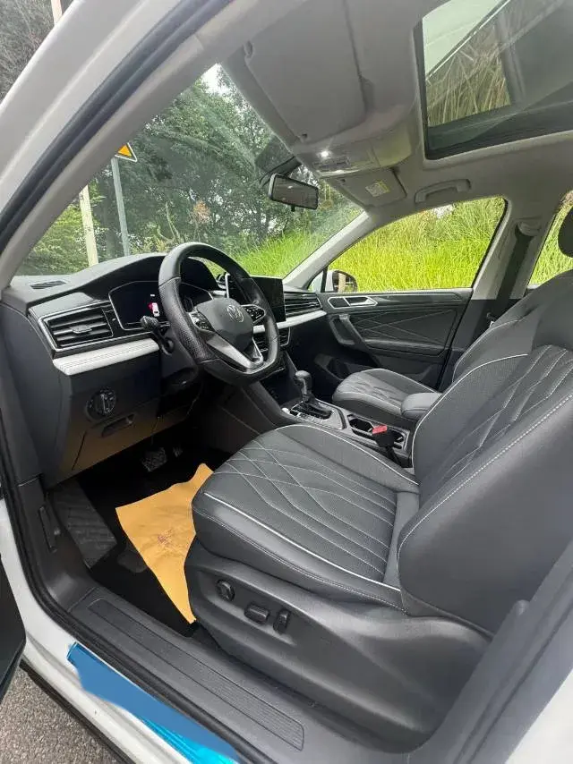 2023 VOLKSWAGEN TIGUAN thumbnail 4