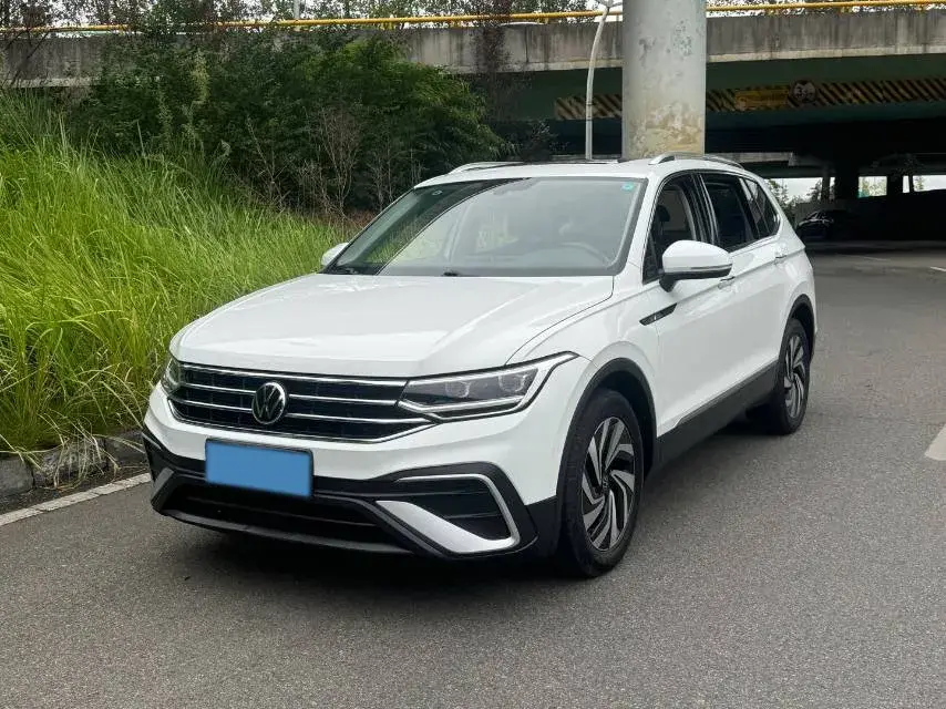 2023 VOLKSWAGEN TIGUAN view 1