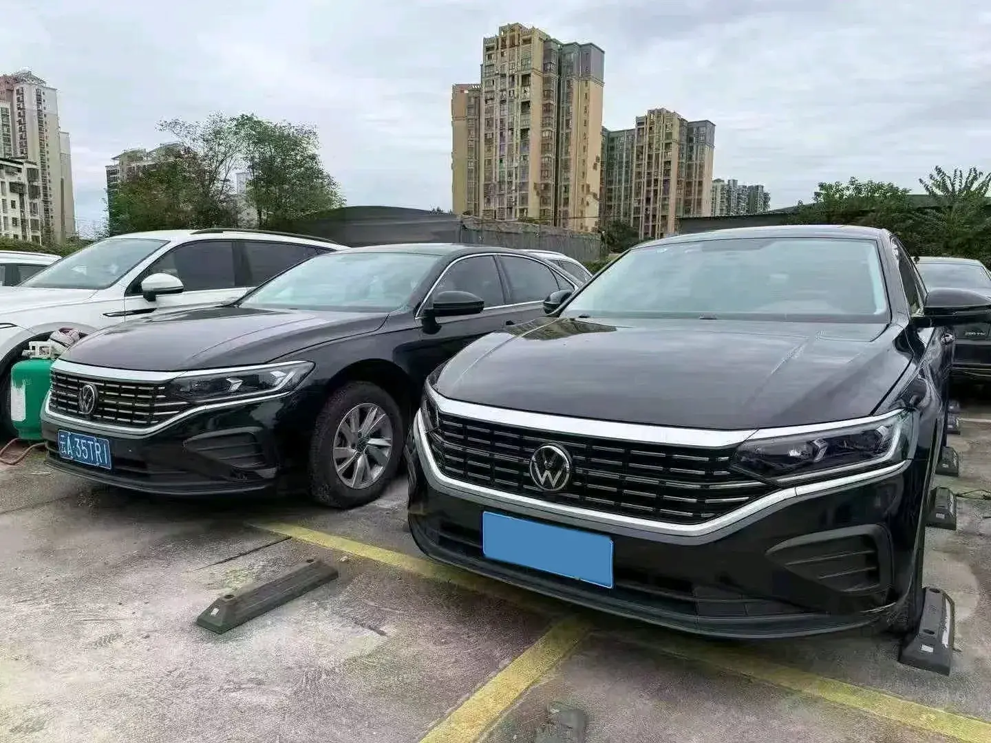 2023 VOLKSWAGEN PASSAT thumbnail 2