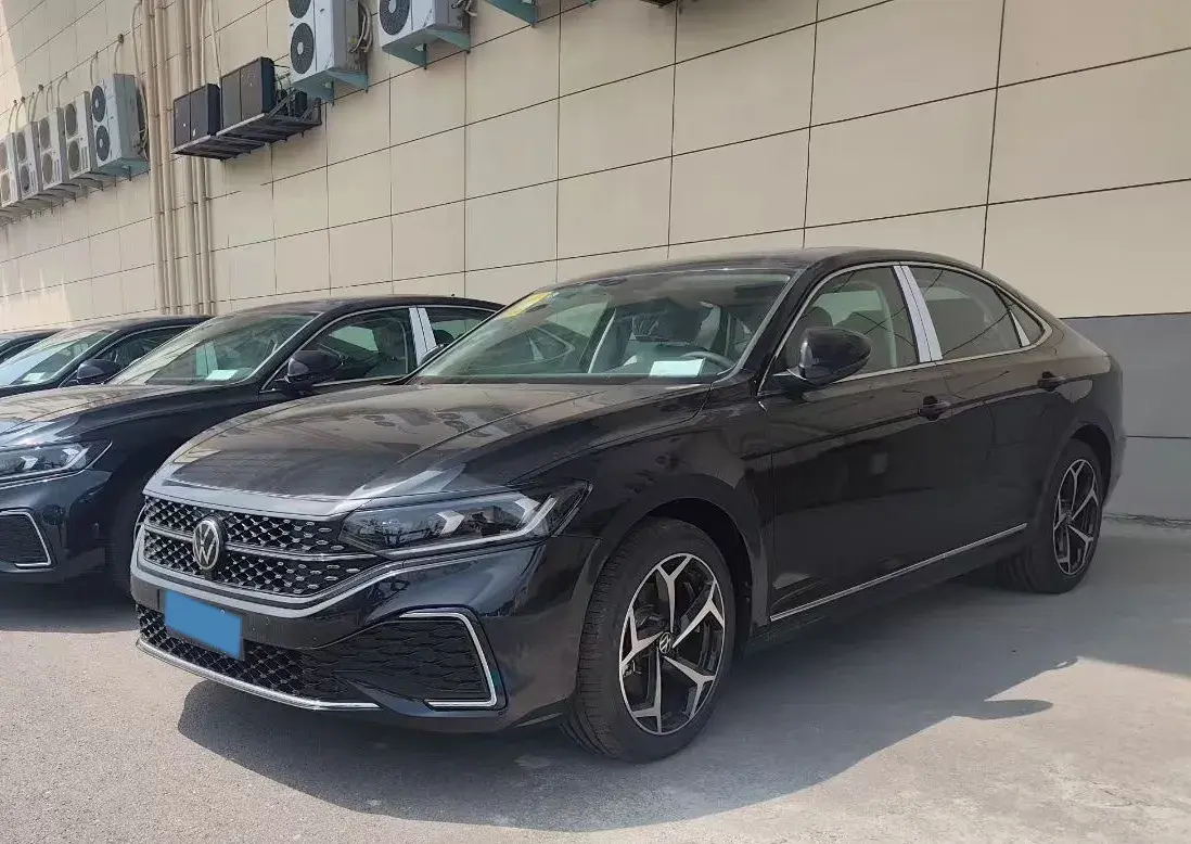 2023 VOLKSWAGEN PASSAT view 1