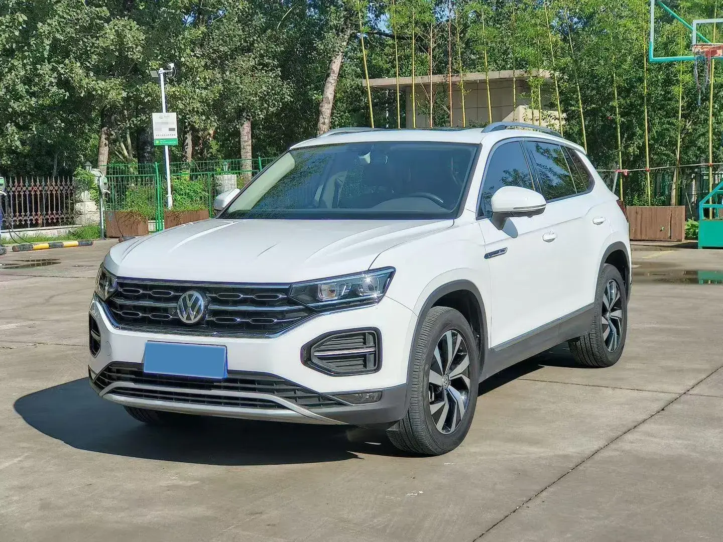 2020 VOLKSWAGEN TAYRON view 1