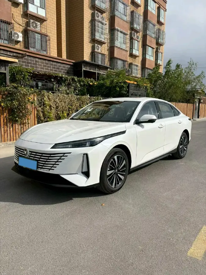 2025 ChangAn EadoPHEV 1.5L 98HP L4 E-CVT PHEV