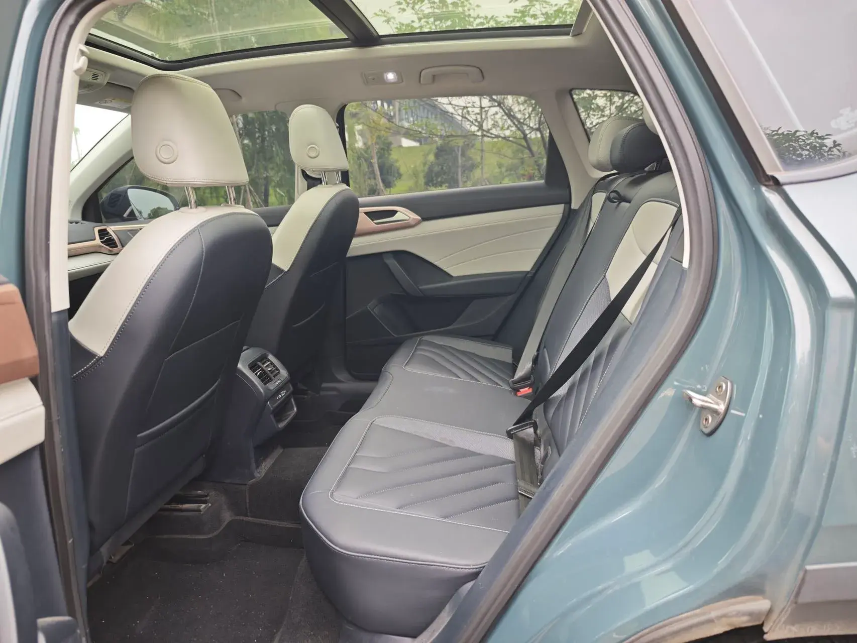 2023 VOLKSWAGEN THARU thumbnail 4