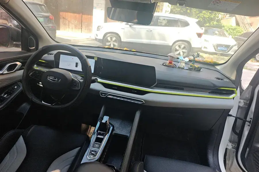 2022 GEELY COOLRAY thumbnail 4