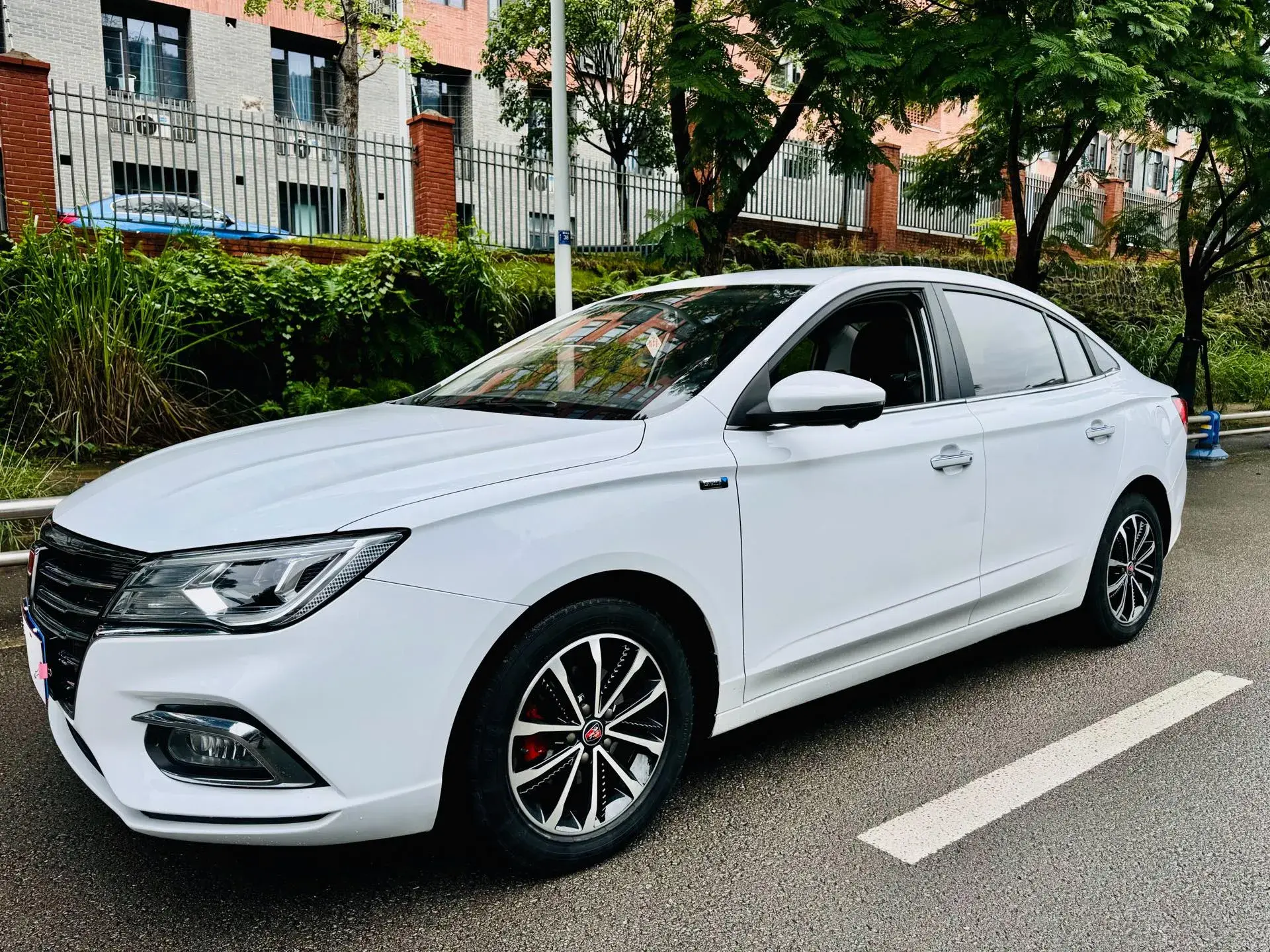 2020 ROEWE I5 view 1