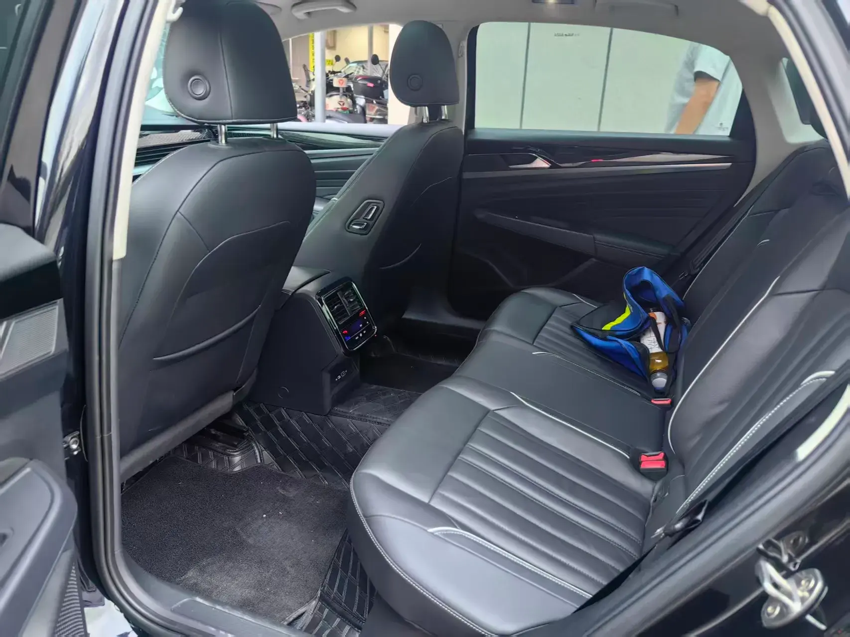 2022 VOLKSWAGEN PASSAT thumbnail 3