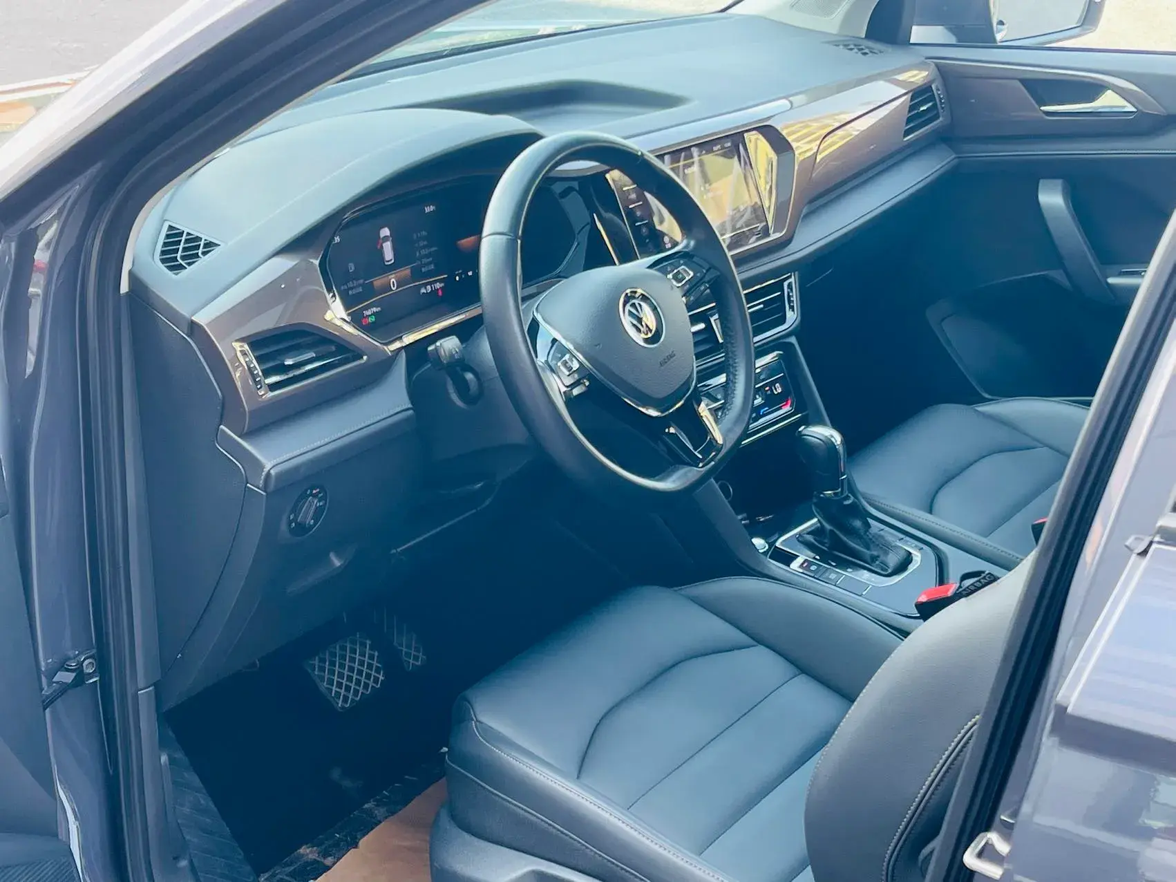 2021 VOLKSWAGEN THARU thumbnail 4