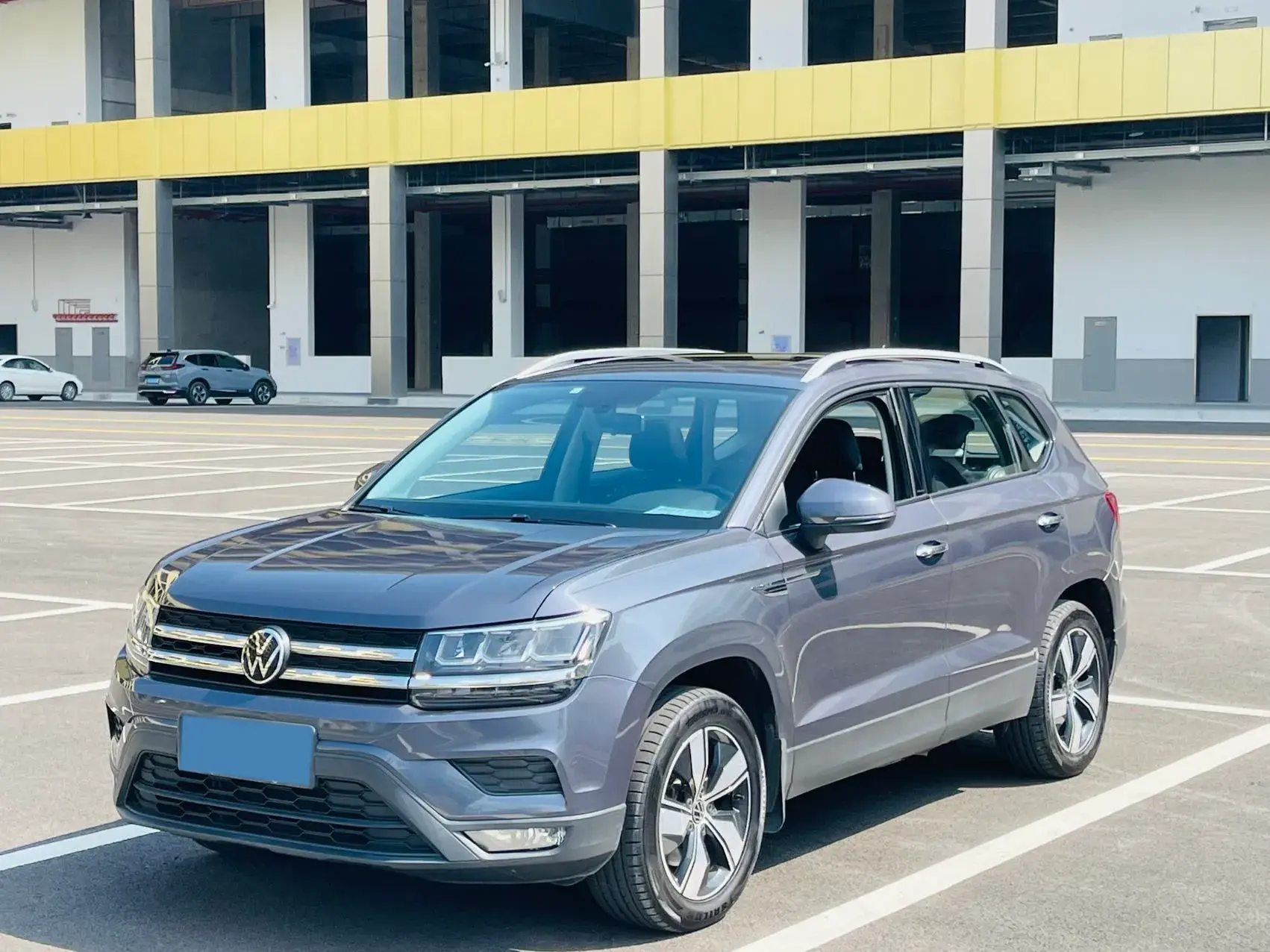 2021 VOLKSWAGEN THARU view 1
