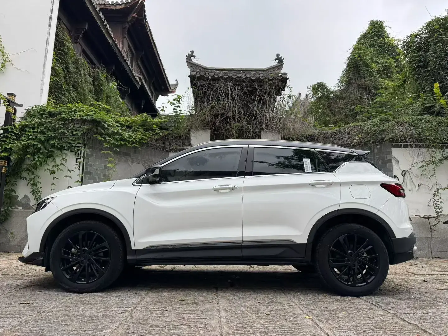 2021 GEELY COOLRAY thumbnail 2