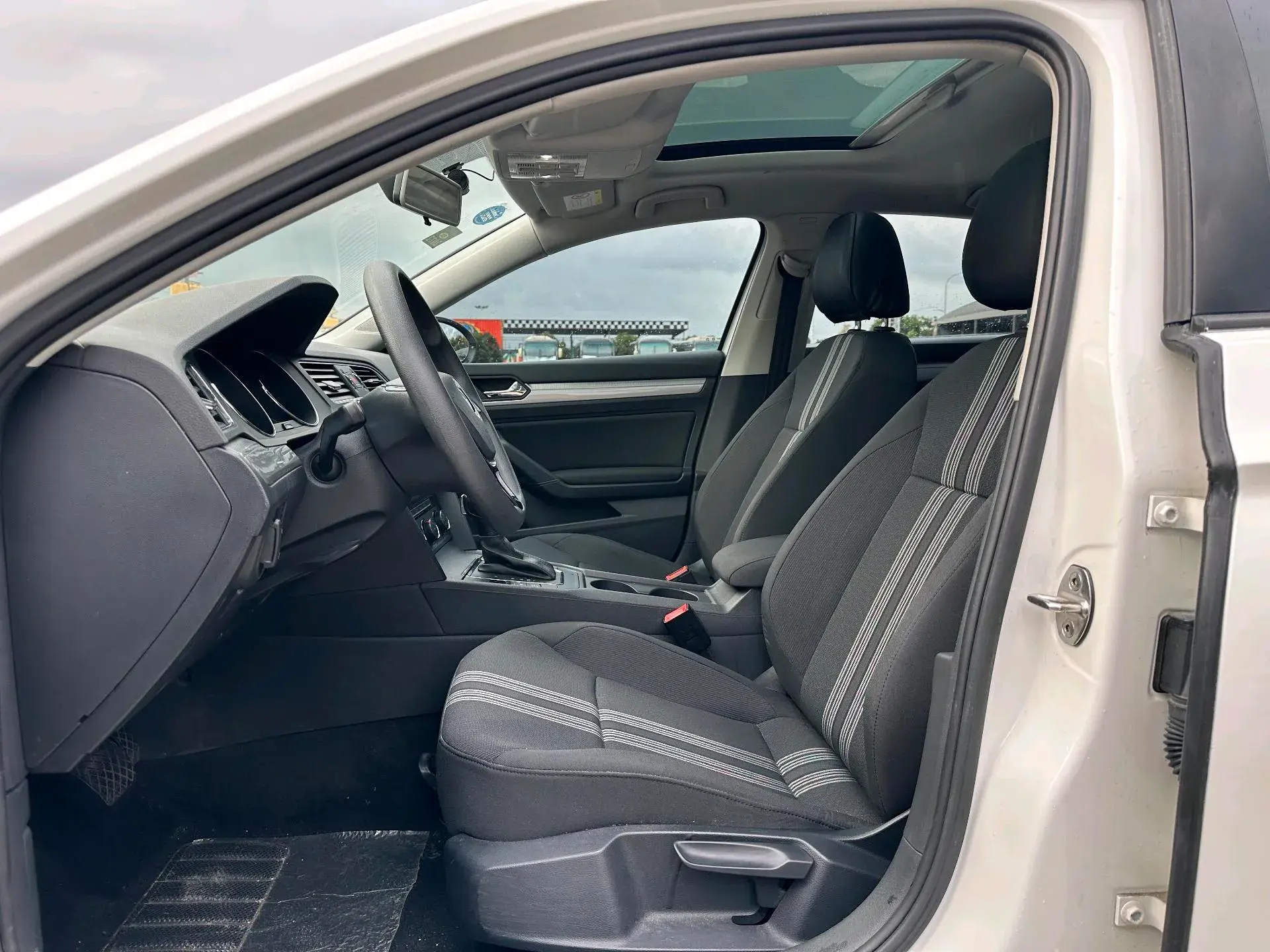 2017 VOLKSWAGEN LAMANDO thumbnail 4