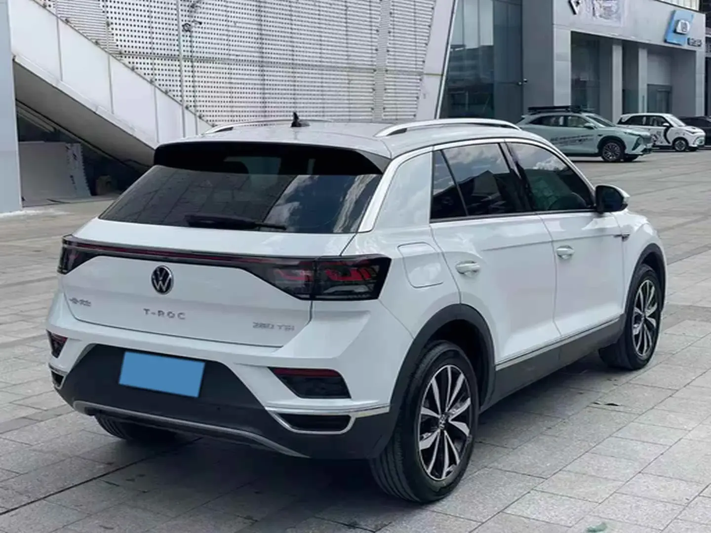 2025 VOLKSWAGEN T-ROC thumbnail 3