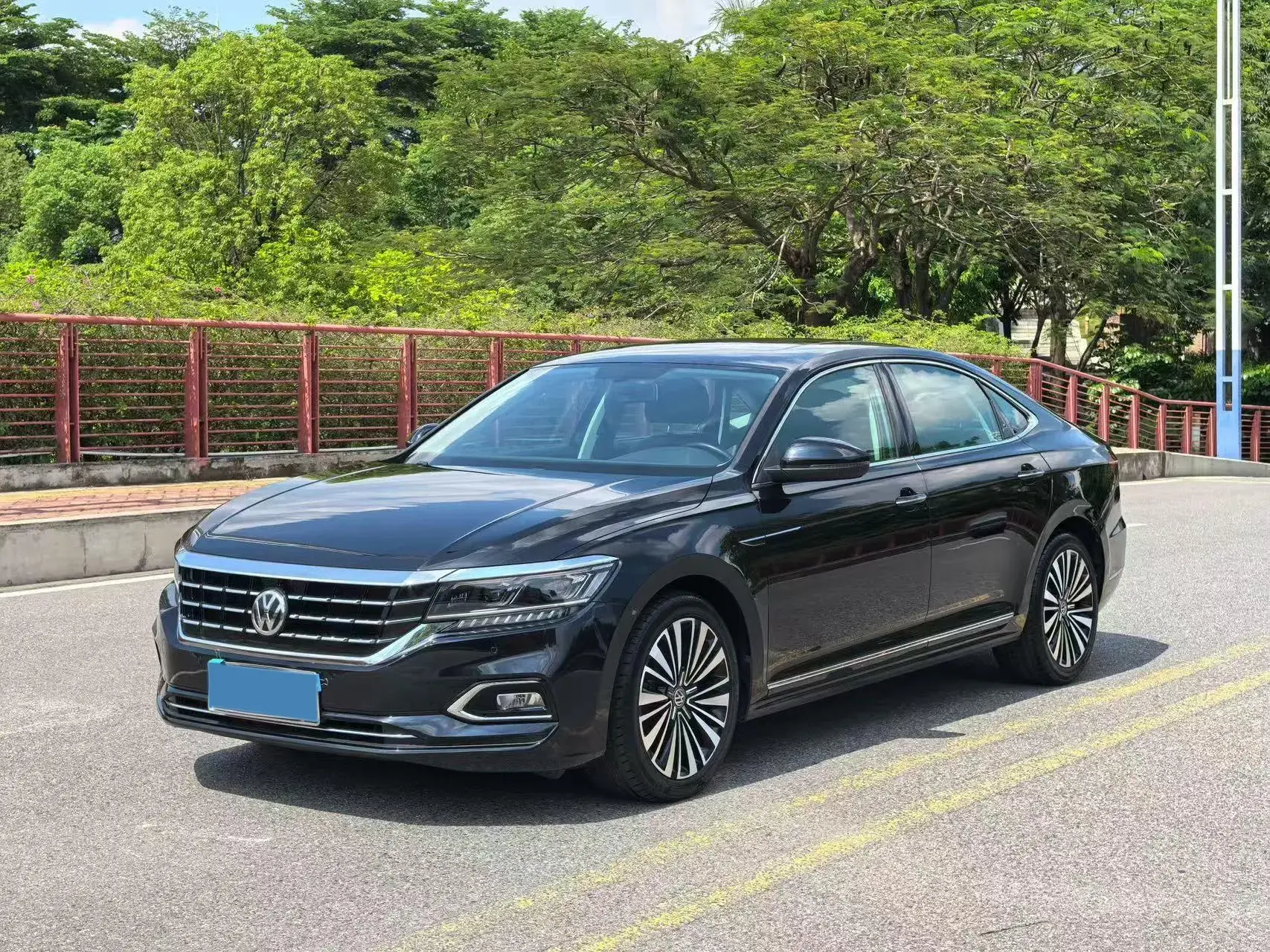 2019 VOLKSWAGEN PASSAT view 1