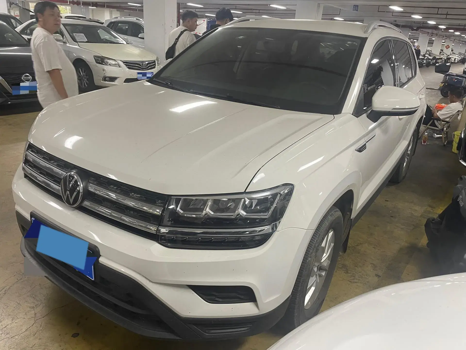 2021 VOLKSWAGEN THARU view 1
