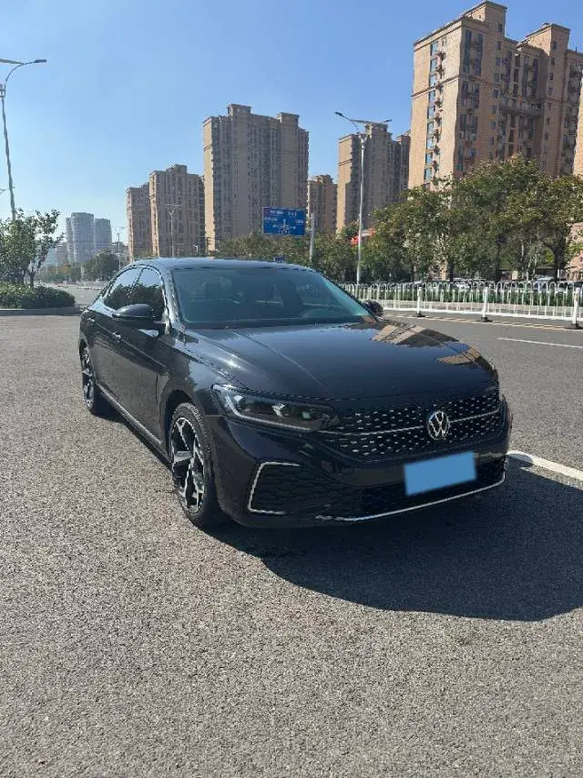 2023 VOLKSWAGEN PASSAT thumbnail 3