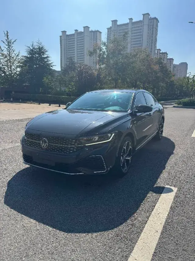 2023 VOLKSWAGEN PASSAT view 1