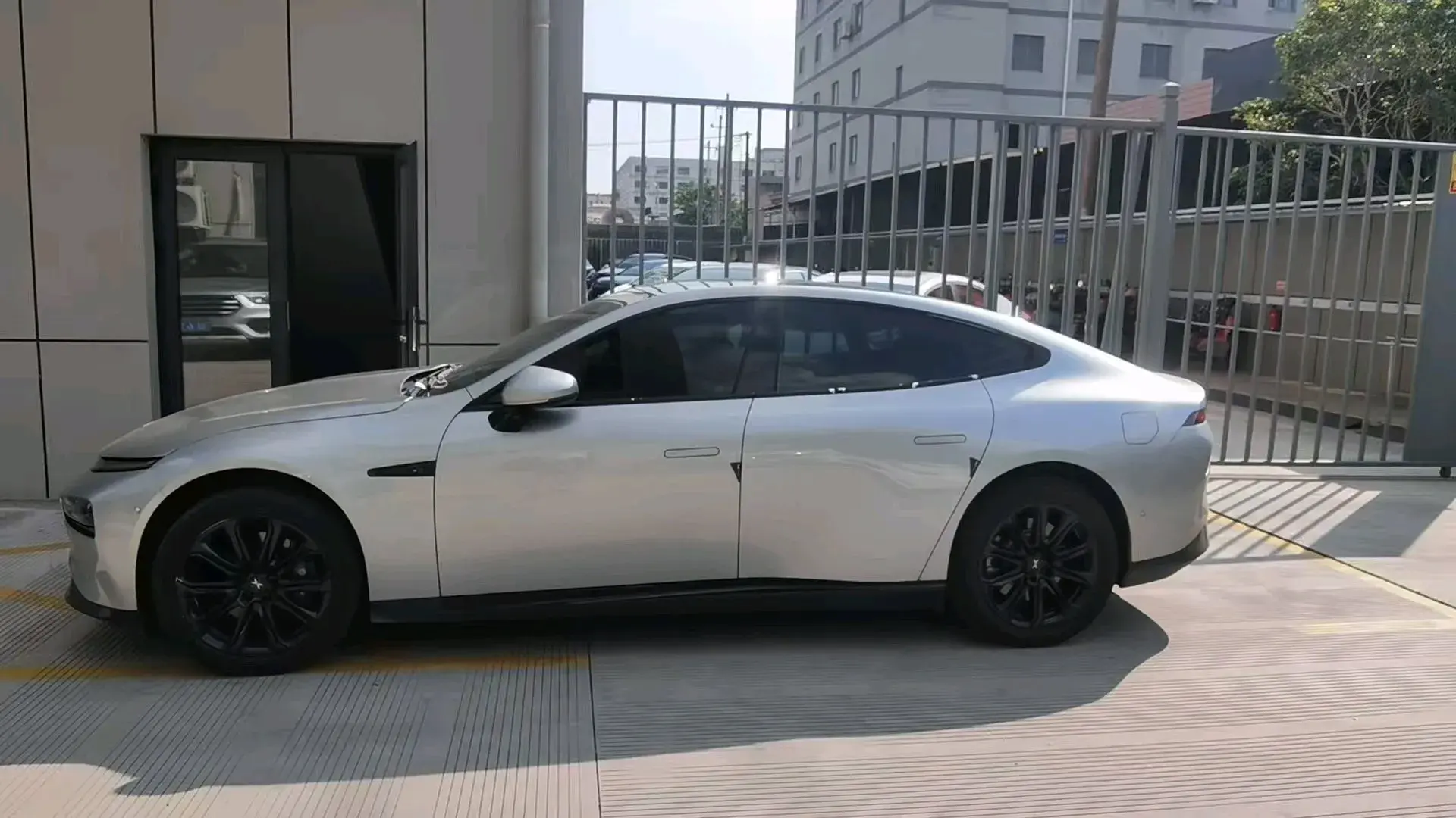 2020 XPENG P7 thumbnail 2