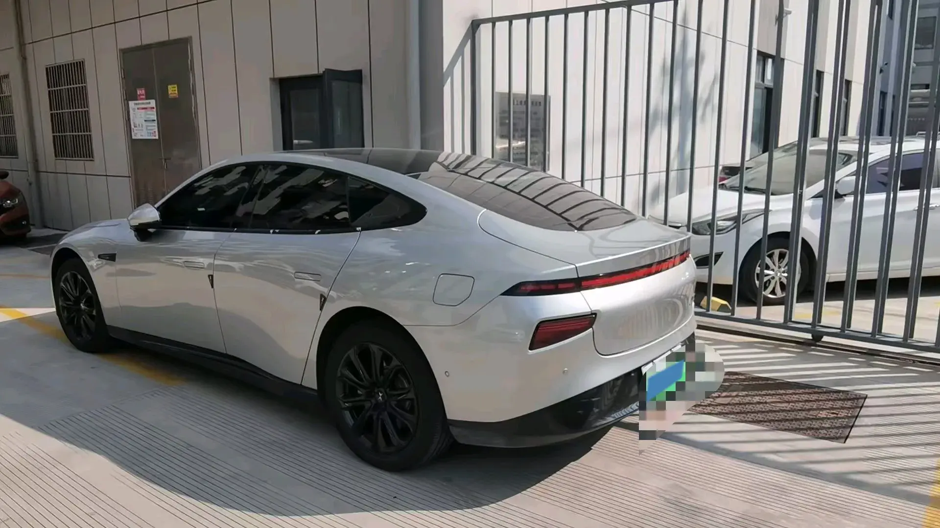 2020 XPENG P7 thumbnail 3