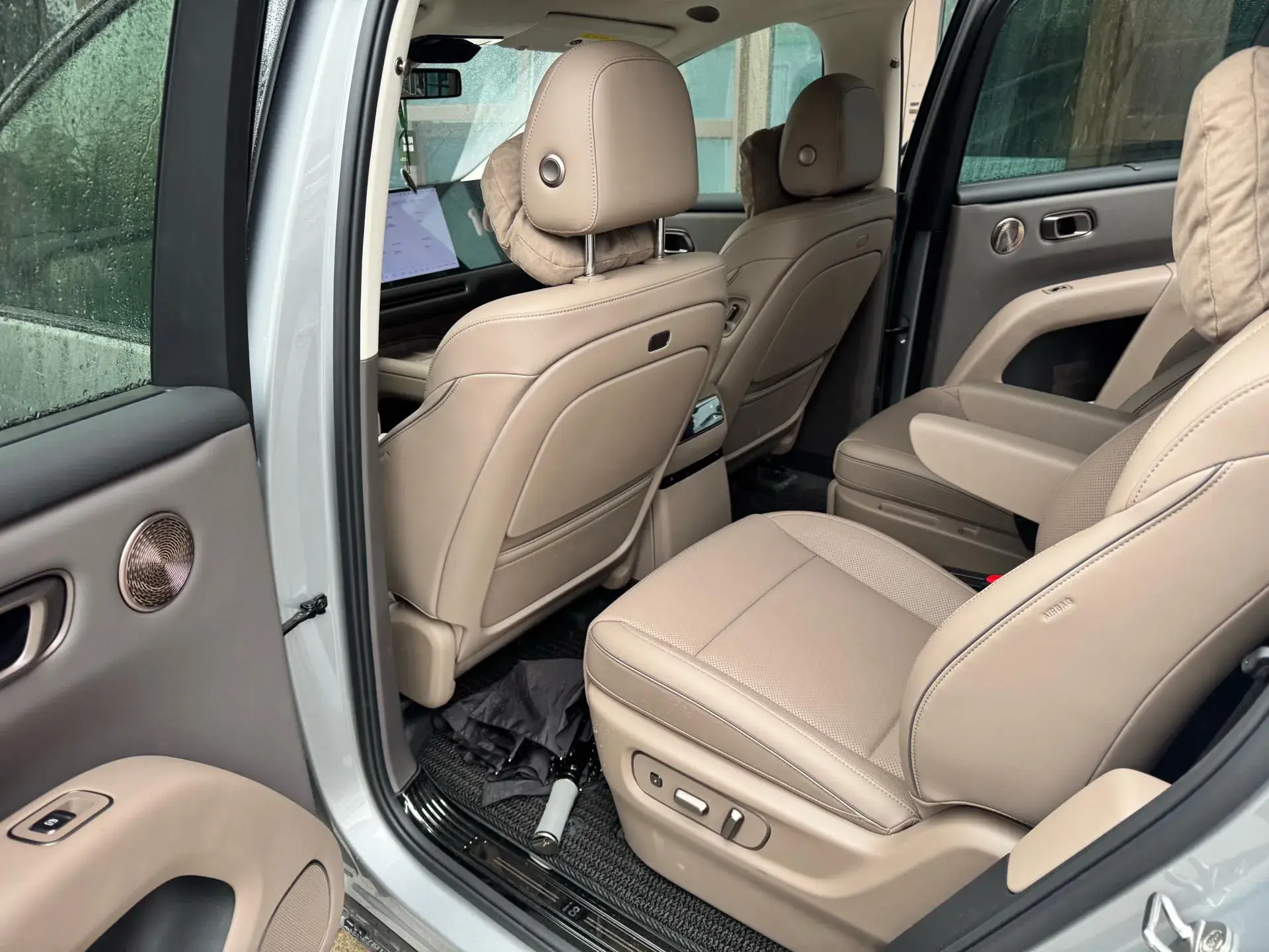 2025 LI I8 thumbnail 4