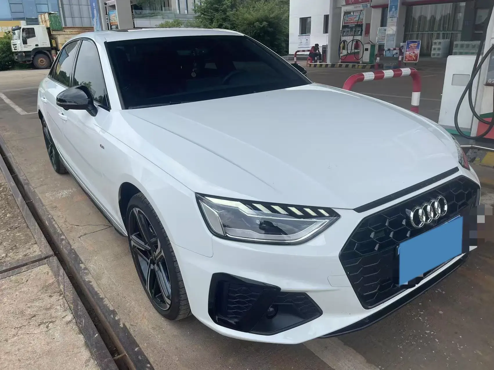 2025 AUDI A4L thumbnail 2