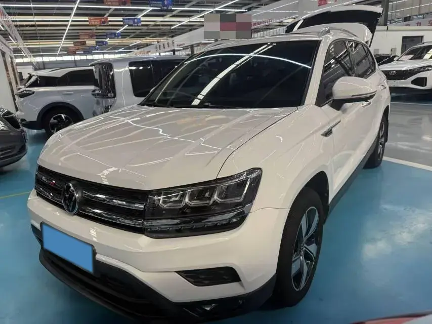 2021 VOLKSWAGEN THARU view 1