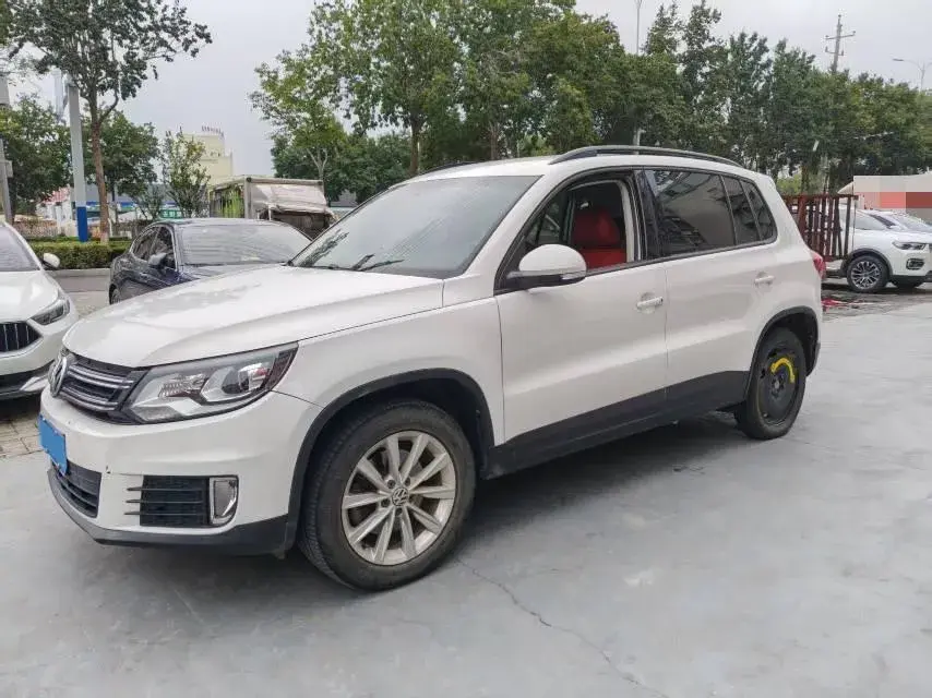 2017 VOLKSWAGEN TIGUAN view 1