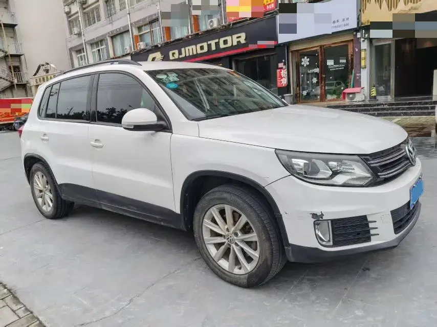 2017 VOLKSWAGEN TIGUAN thumbnail 3
