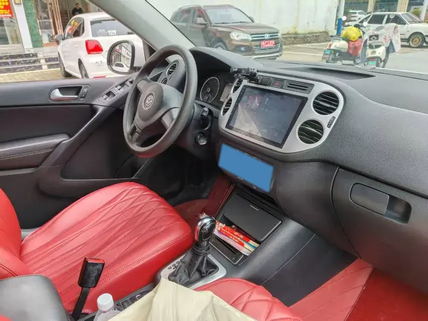 2017 VOLKSWAGEN TIGUAN thumbnail 4