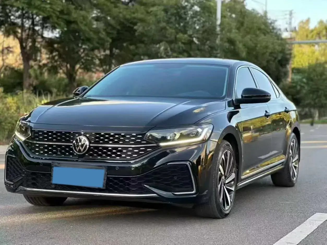2022 VOLKSWAGEN PASSAT view 1