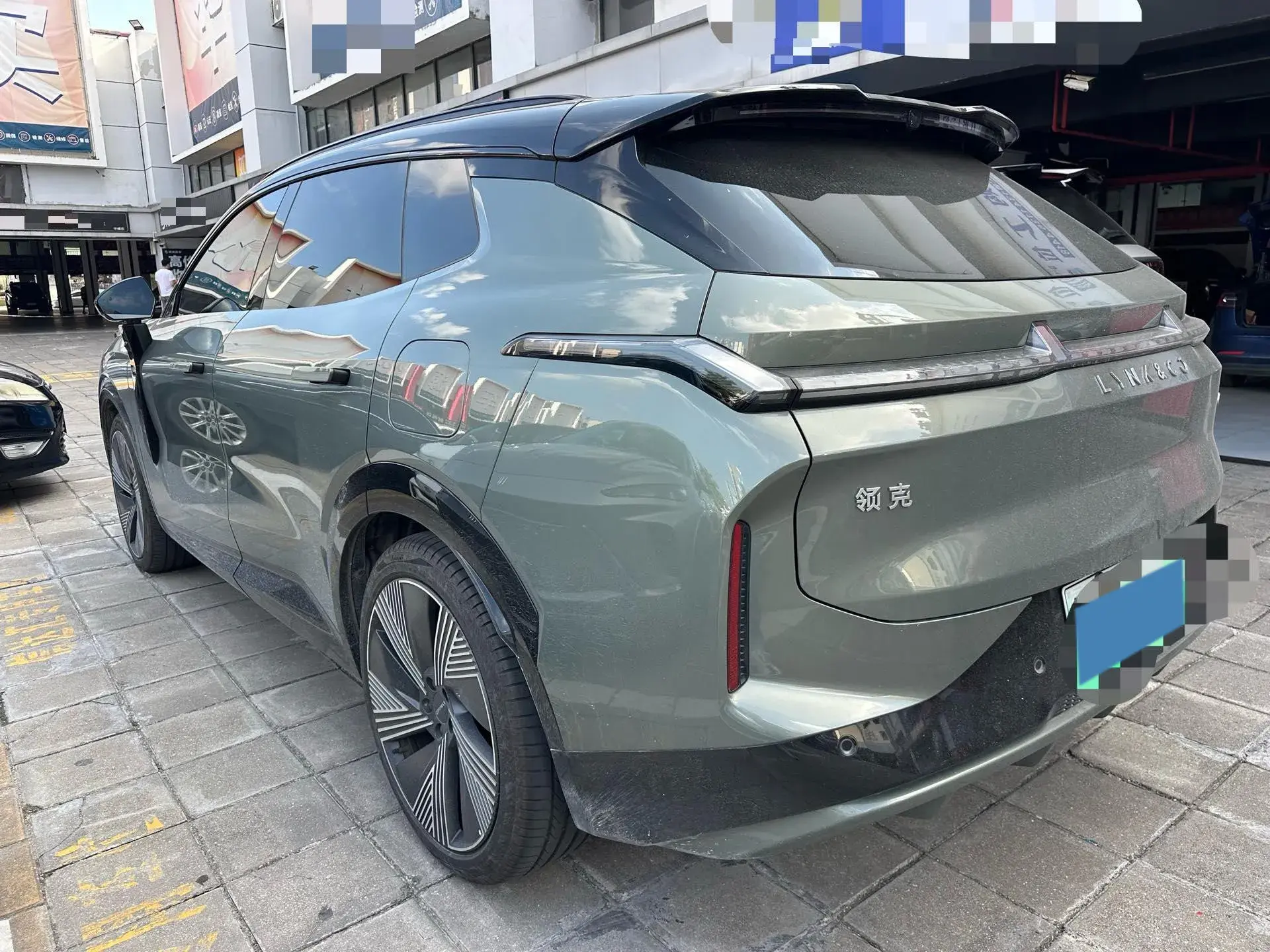 2023 LYNK&CO 08 thumbnail 2