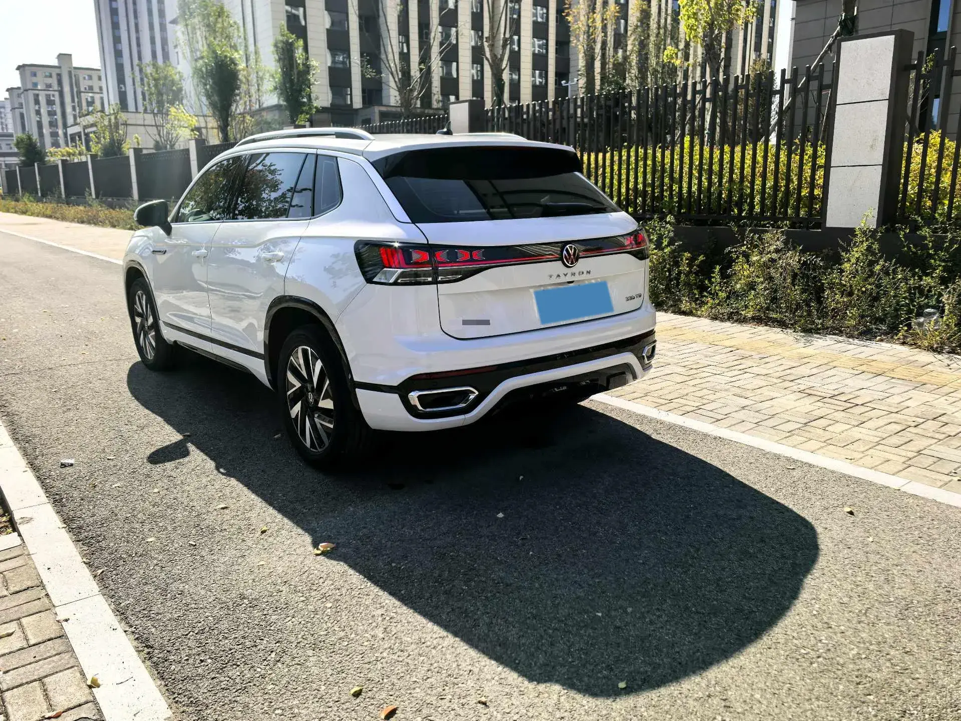 2023 VOLKSWAGEN TAYRON thumbnail 4