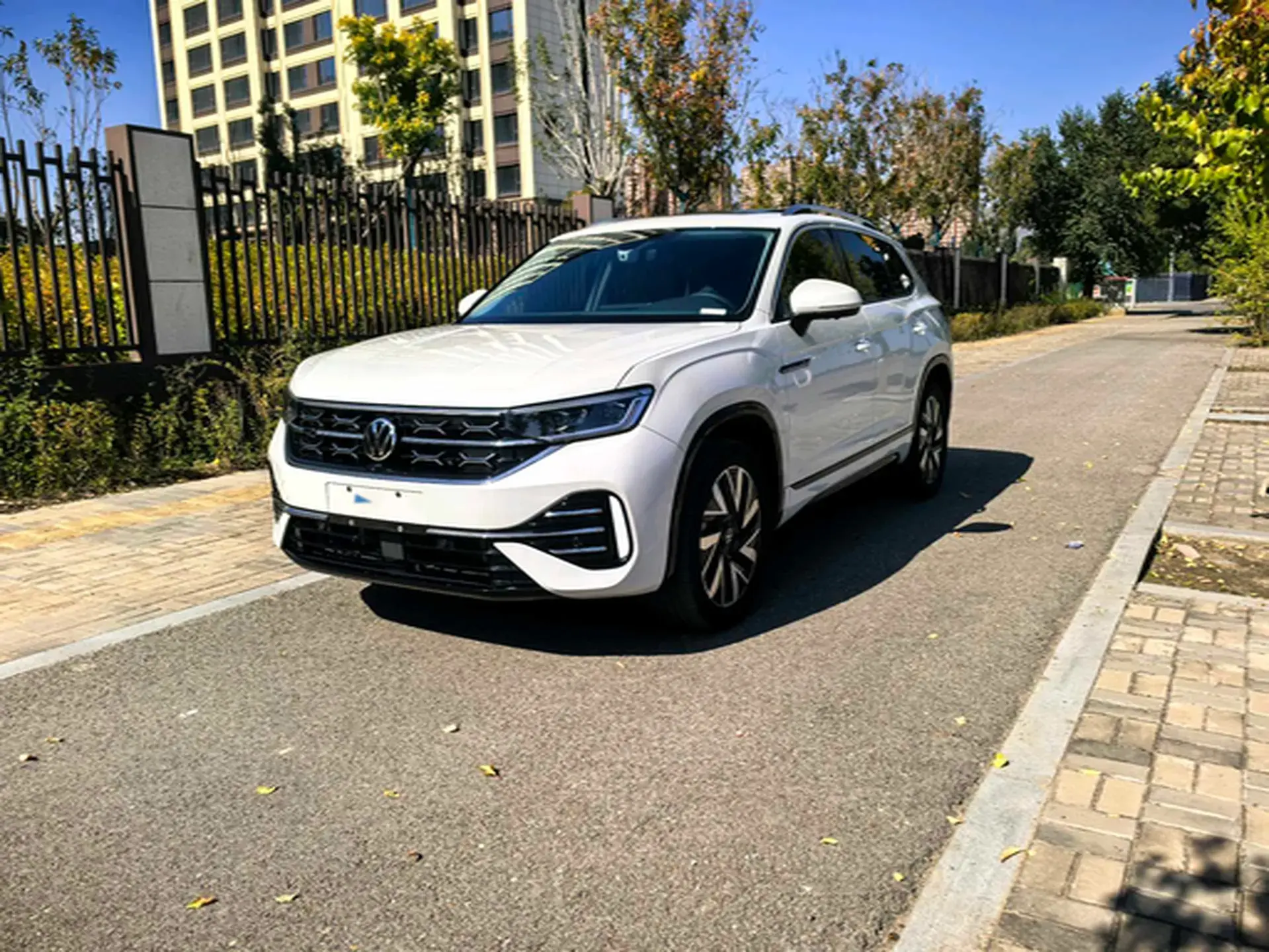 2023 VOLKSWAGEN TAYRON view 1