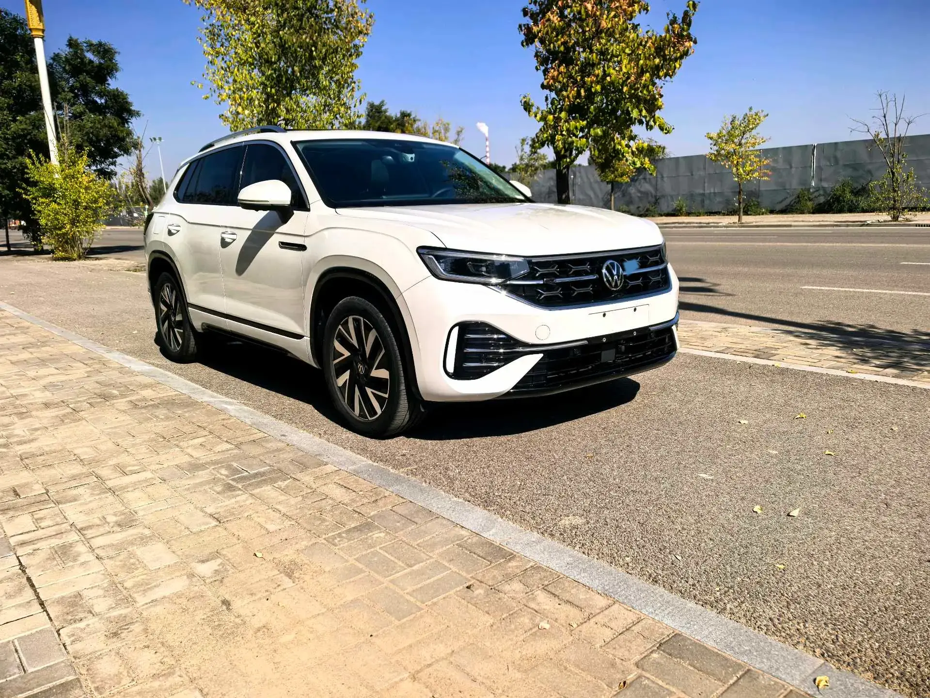 2023 VOLKSWAGEN TAYRON thumbnail 3