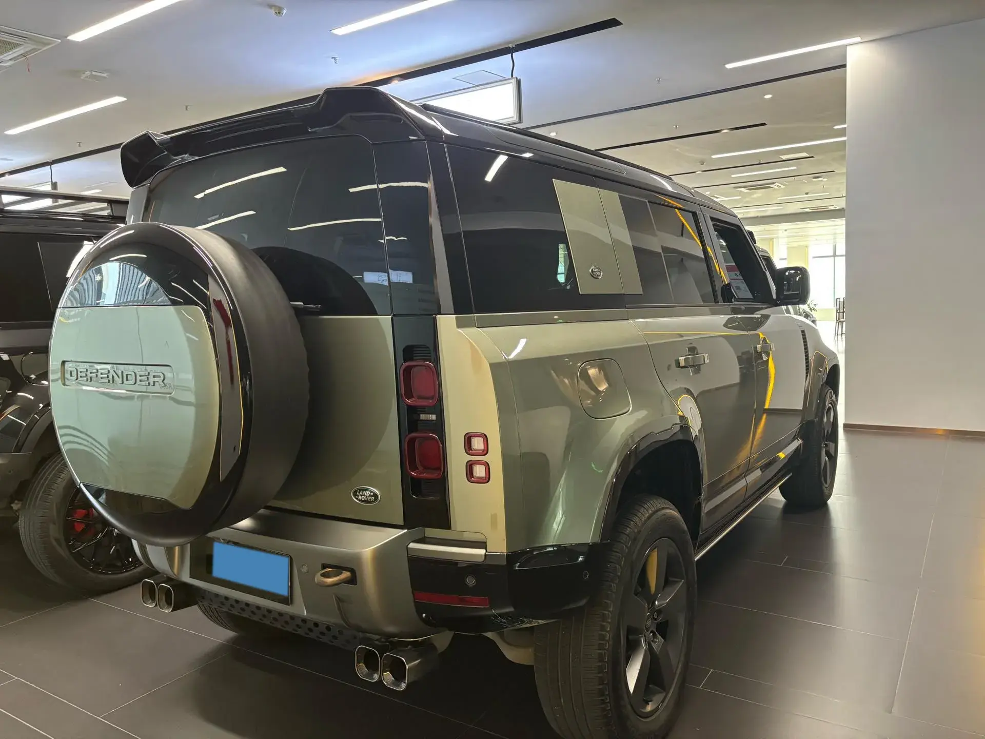 2023 LAND ROVER thumbnail 4