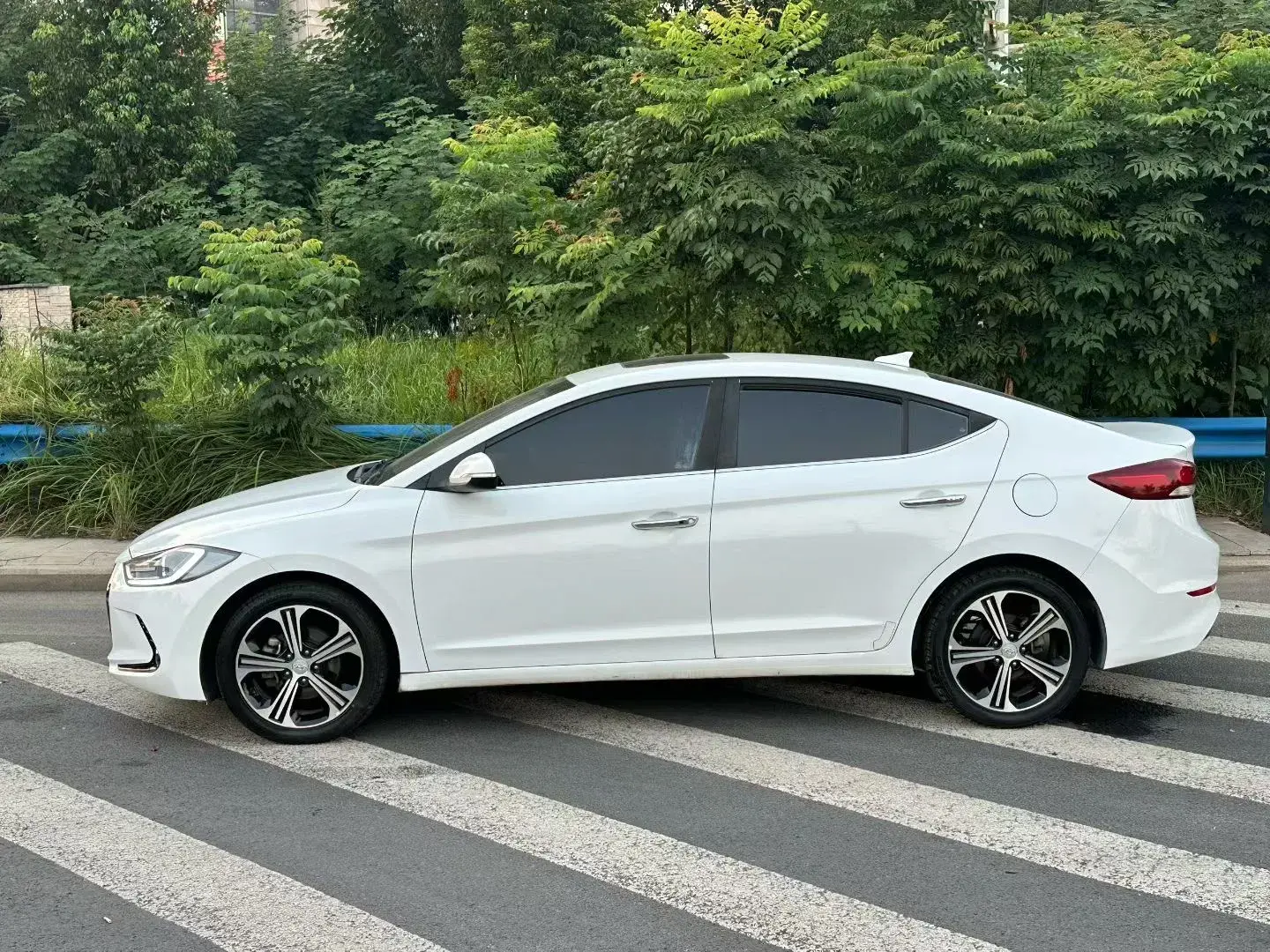 2018 HYUNDAI ELANTRA thumbnail 3