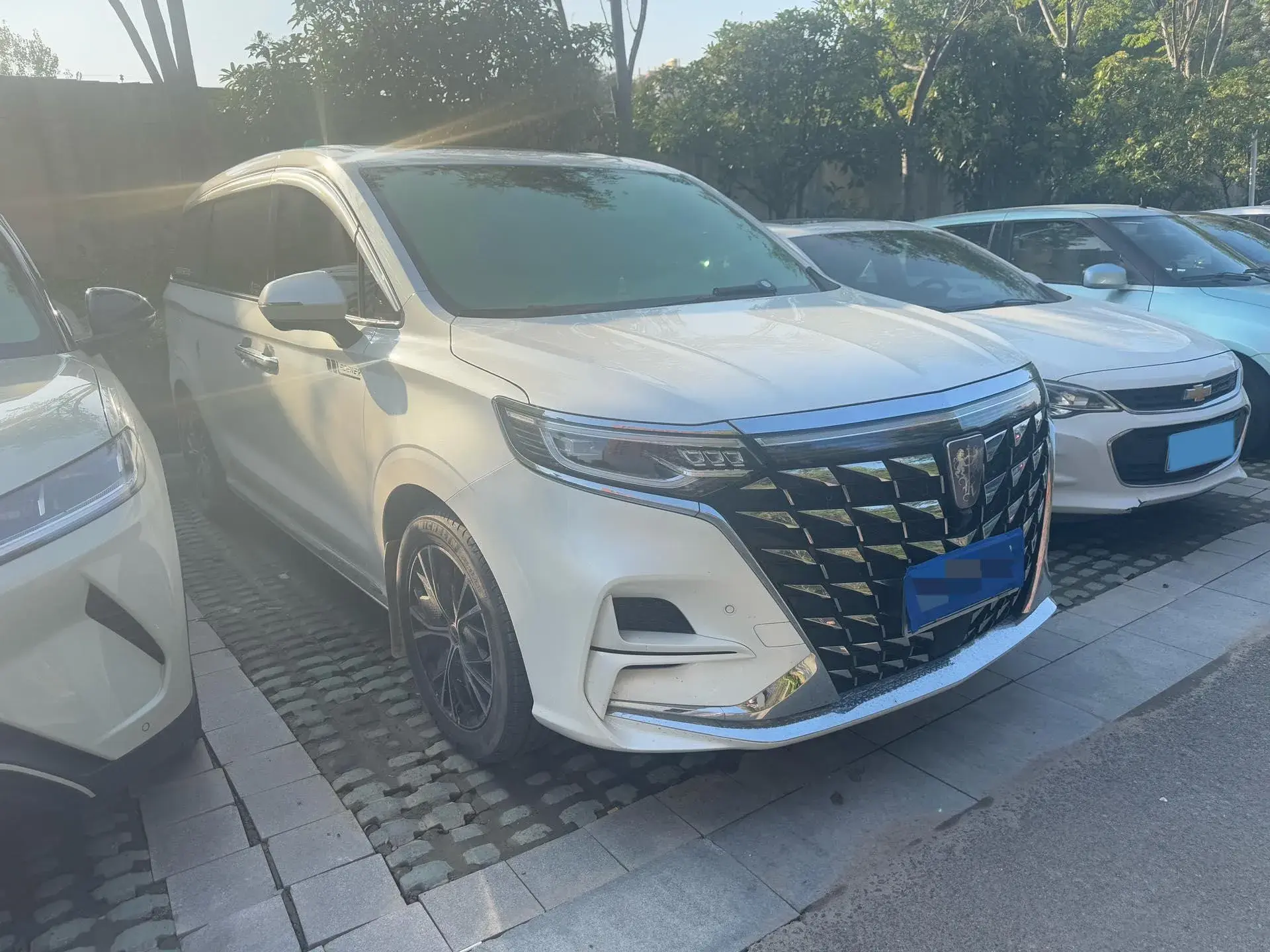 2023 ROEWE IMAX8 thumbnail 3