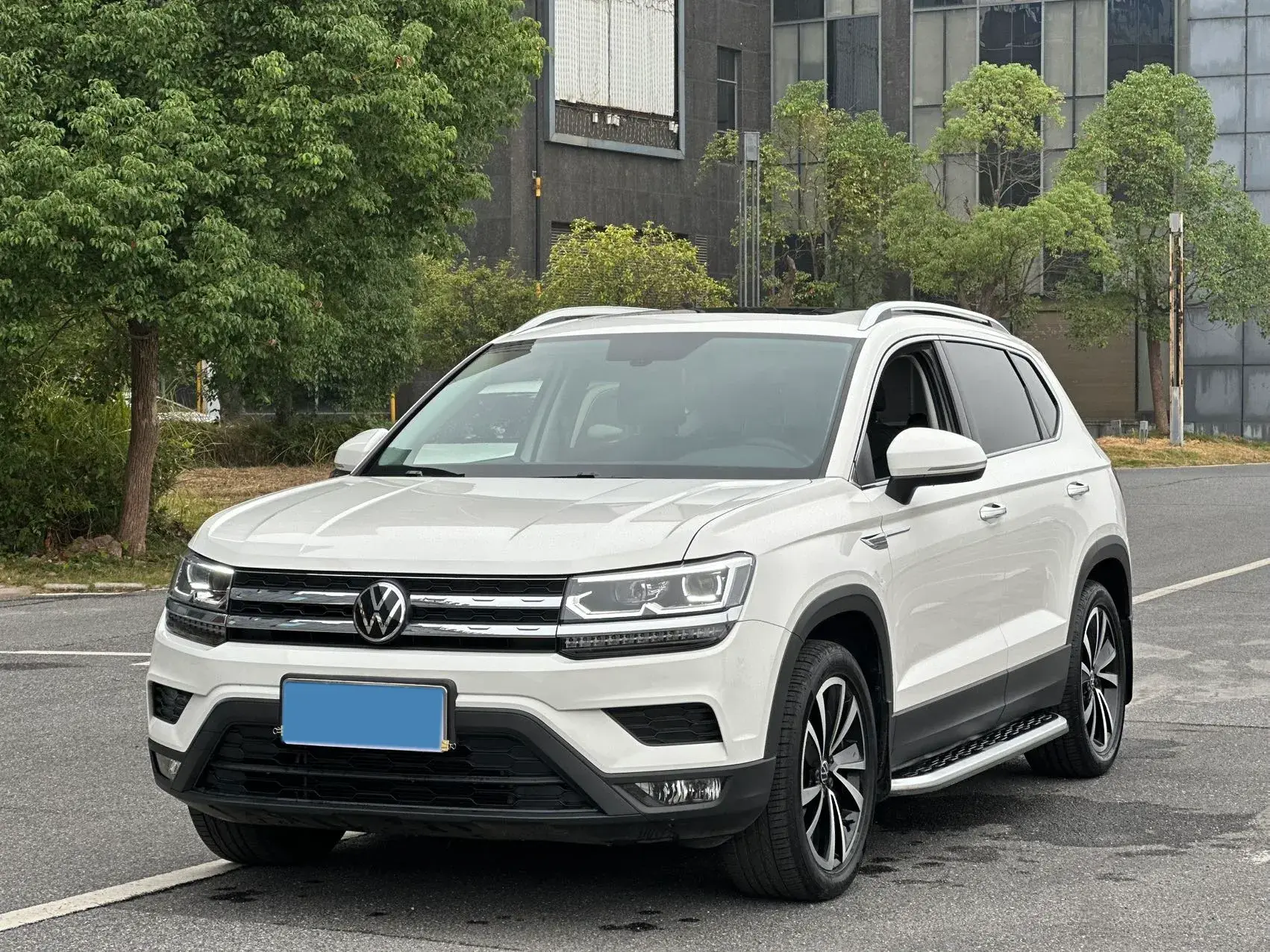2021 VOLKSWAGEN THARU view 1
