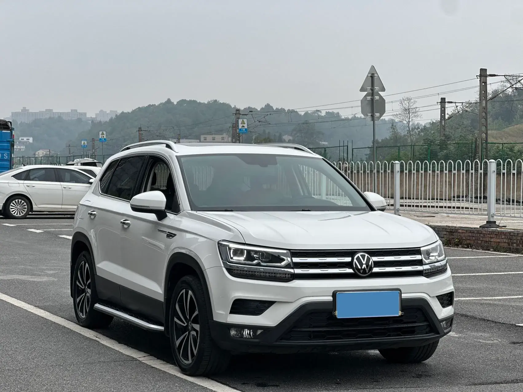 2021 VOLKSWAGEN THARU thumbnail 3