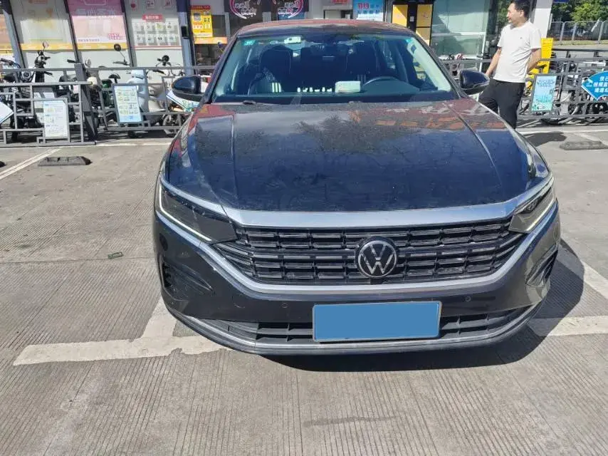 2023 VOLKSWAGEN PASSAT thumbnail 3