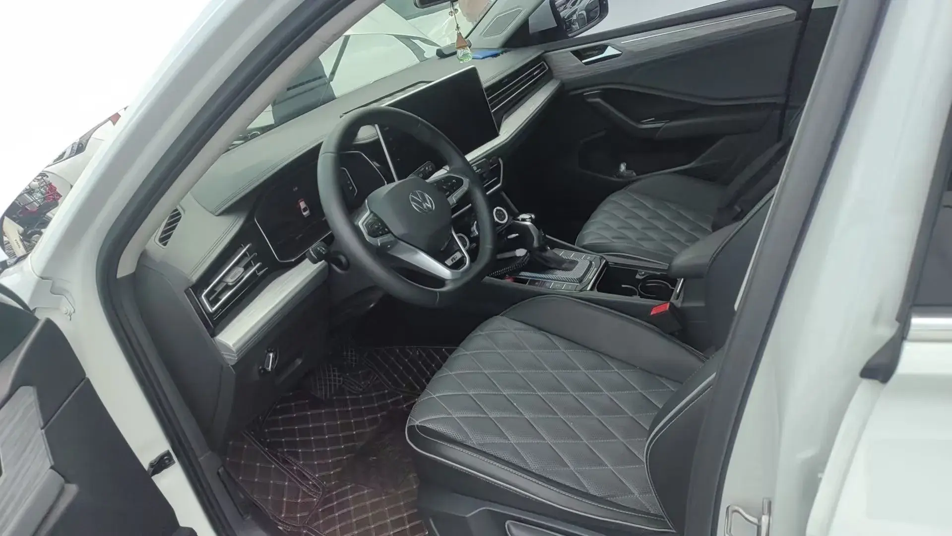 2023 VOLKSWAGEN SAGITAR thumbnail 3