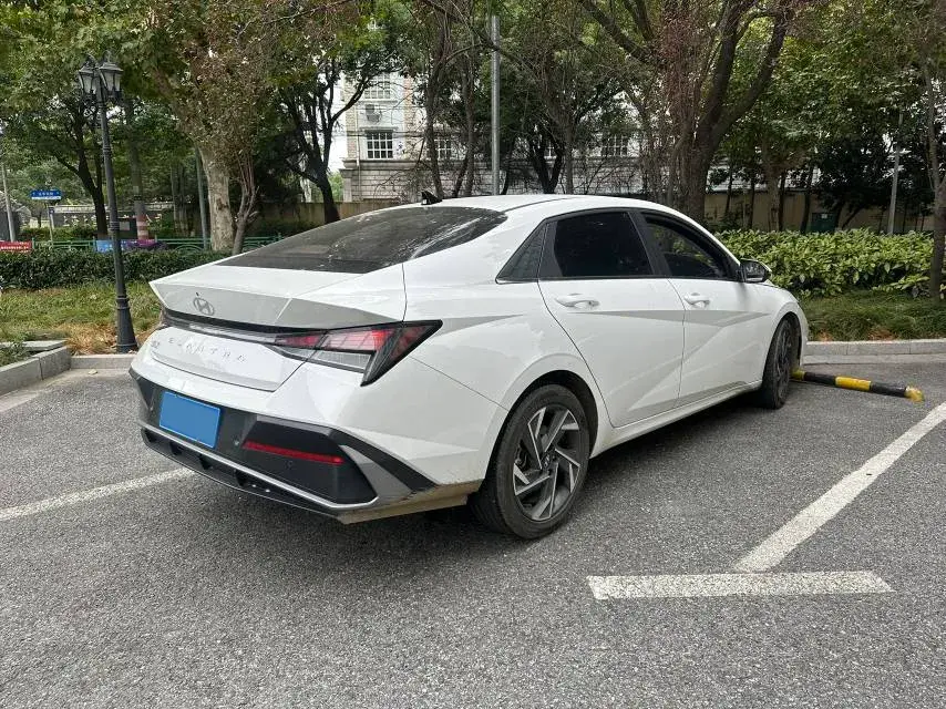 2023 HYUNDAI ELANTRA thumbnail 3