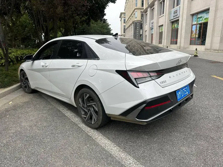 2023 HYUNDAI ELANTRA thumbnail 4
