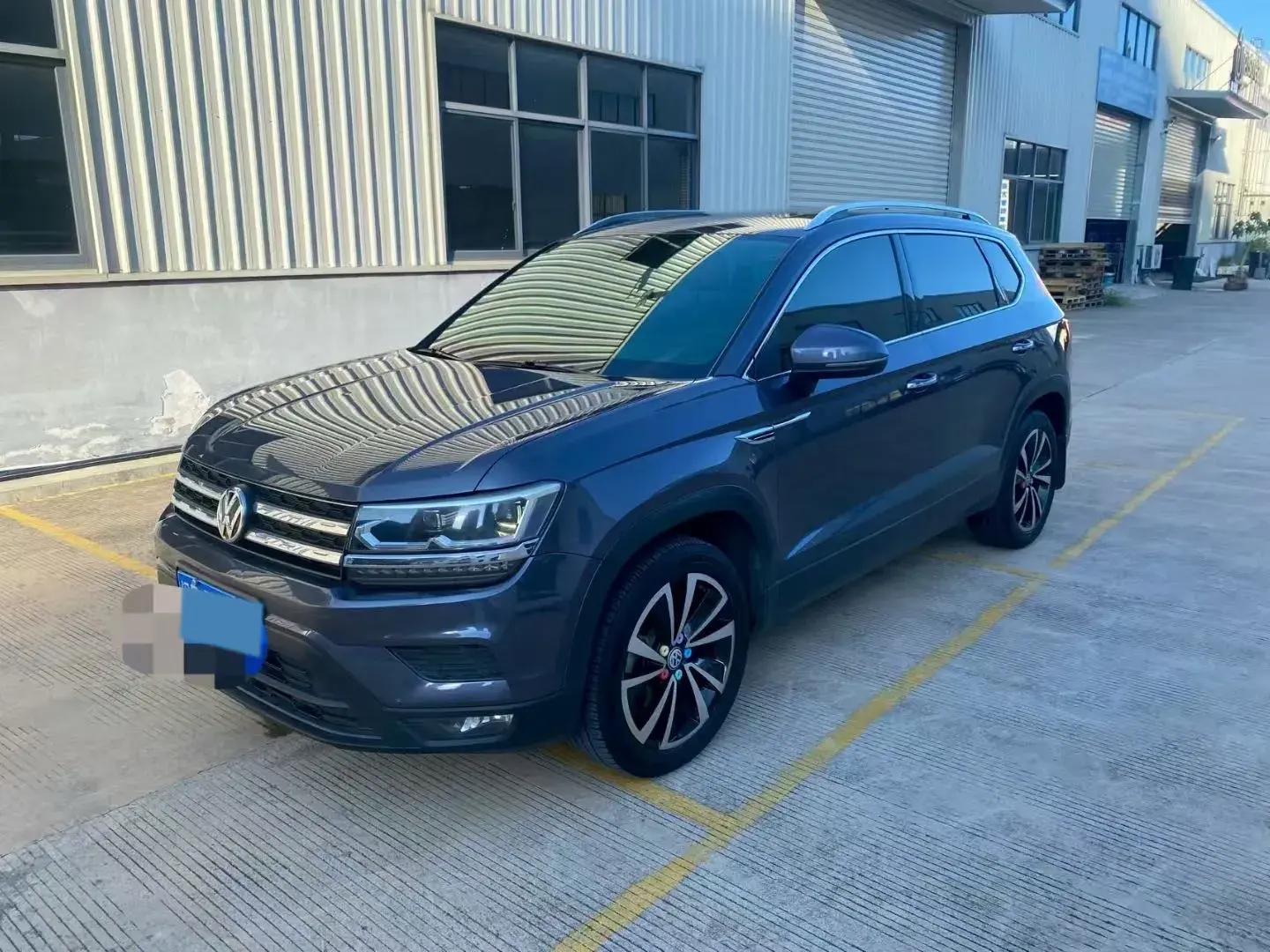 2019 VOLKSWAGEN THARU view 1