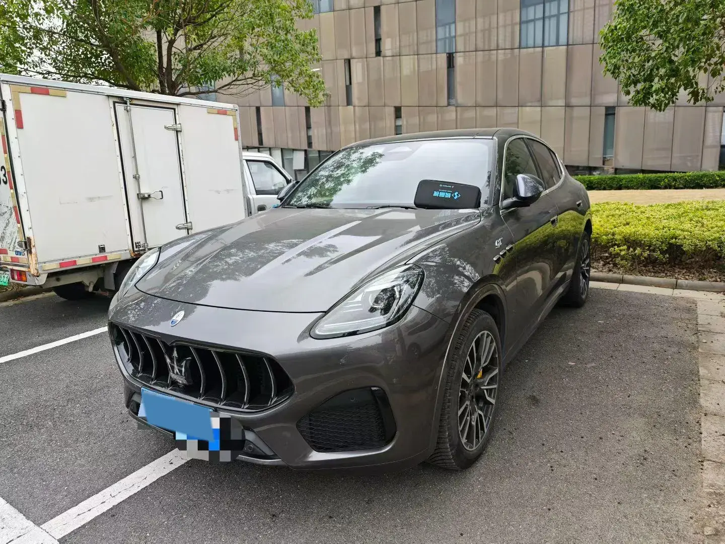 2022 MASERATI LEVANTE view 1