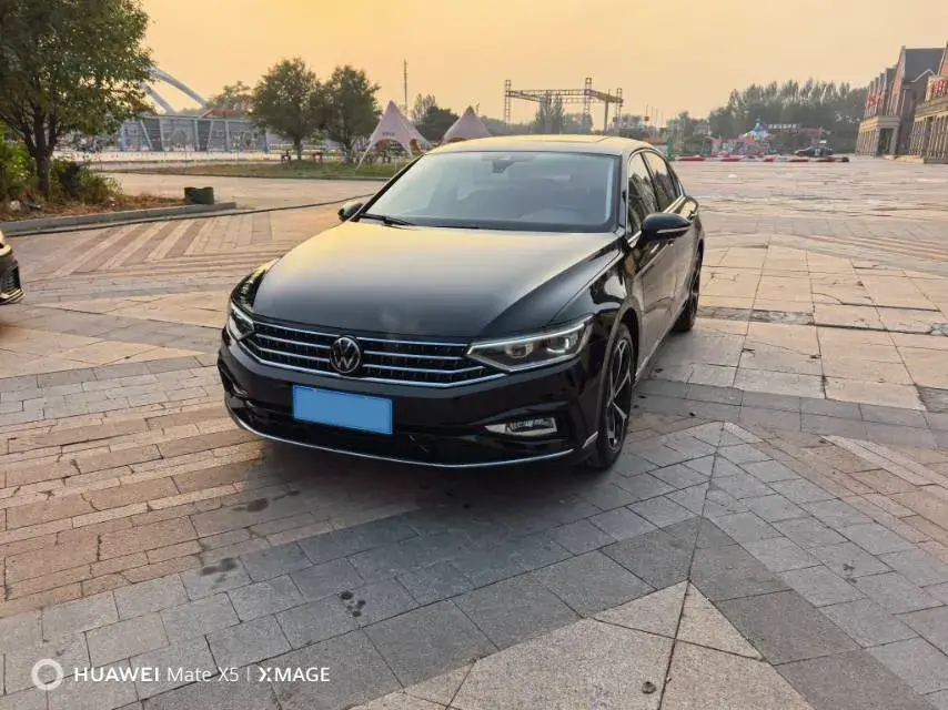 2025 VOLKSWAGEN MAGOTAN view 1