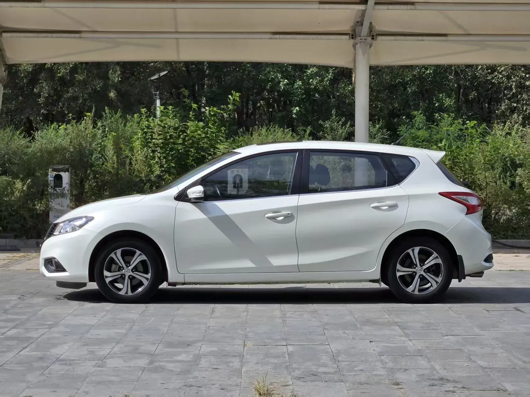 2020 NISSAN TIIDA thumbnail 3